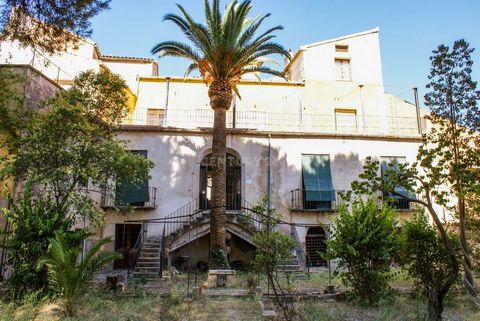 ¡¡¡¡¡¡¡¡¡BIG PRICE DROP!!!!! Manor house, located in the historic center of Caravaca de la Cruz. In its day it belonged to the Marquis of San Mames, later to an illustrious family of Caravaca de la Cruz. It was rebuilt in 1940. Manor house destined t...
