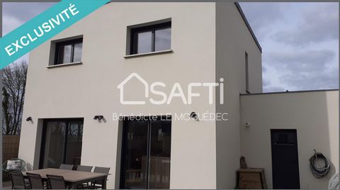 Located in Saint-Aubin-d'Aubigné, this contemporary house benefits from a dynamic urban environment while offering a peaceful atmosphere. Ideally close to schools and a college, it guarantees a practical and enriching family living environment. Its s...