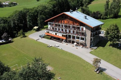 Les Chalets du Prariand is a well-maintained hotel-résidence with 50 hotel rooms and 16 neatly furnished two-room apartments. These are housed in a beautiful large chalet, built in local fashion with wood, stone and high-quality materials. Each apart...