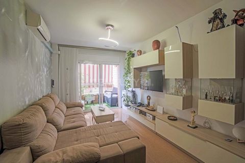 This apartment for sale in Badalona, offers a series of attractive features that make it an interesting option. Here's a summary of some of the key features: 1. Accessibility: The large elevator that is suitable for people with disabilities or reduce...