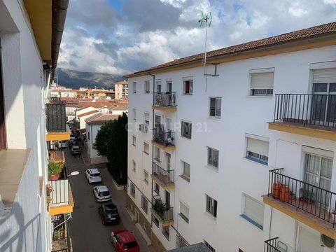 ¡Oportunidad! Piso en venta en Eugenia Peralta Jimenez en Ronda. El piso es de dos dormitorios con una cocina independiente y reformada, salón -comedor con balcón y un baño. Está bien ubicada cerca de comercios y servicios y cerca de avenida de Málag...