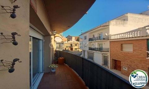 Flat situated in the centre of the village located a few metres from the shopping centres of the Vila de Llançà, it is distributed in an entrance hall, independent kitchen with access to the terrace, we enter to the spacious dining room with access a...