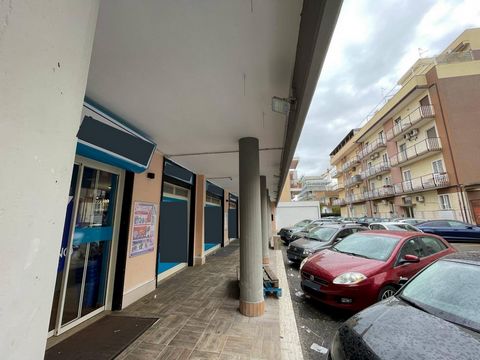 PUGLIA - BARI - PALESE - VIA CAPITANO MAIORANO In Palese, a neighborhood north of Bari, in a very central area with a high population density, we offer for sale an excellent commercial space spread over two levels of considerable surface area and wit...