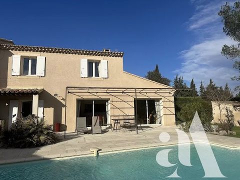 For sale in Châteaurenard. Just a few minutes from the centre, this house offers approx.229m2 of living space. In a residential area, set in 2305m2 of enclosed land planted with olive trees, the property features a lovely 10x5M swimming pool and a fu...