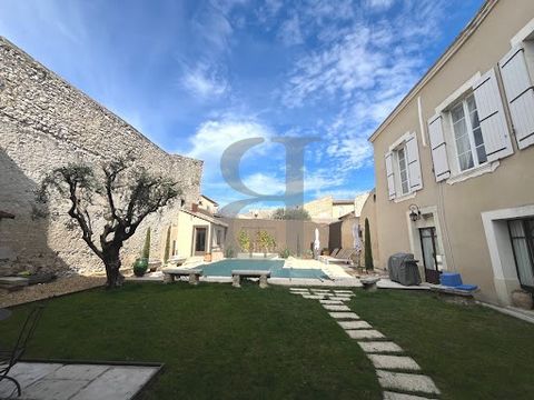 REGION ISLE SUR LA SORGUE - EXCLUSIVITY Renovation with character and charm define this beautiful mansion house in the heart of the delightful village of Le Thor with its shops. This building of almost 300m² has been lovingly renovated and offers bri...