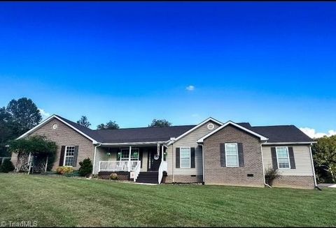 *MOTIVATED SELLER* This luxurious single-level home on 6.3 acres offers four bedrooms, two bonus rooms, and two bathrooms, including a primary suite with his and her large closets. This home also features a living room fireplace with gas logs and a b...