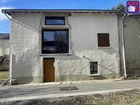 House in the mountains with an independent garage and a garden of approximately 200m² to finish renovating and fitting out. Here is a summary of the characteristics and advantages of this property: Area and layout: The house extends over approximatel...
