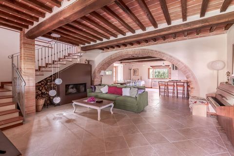 If you dream of a luxury residence in a picturesque and unspoilt setting, this prestigious villa in Pienza is your oasis of tranquillity. With an area of approximately 450 m2 and an indoor swimming pool, this residence offers the perfect combination ...