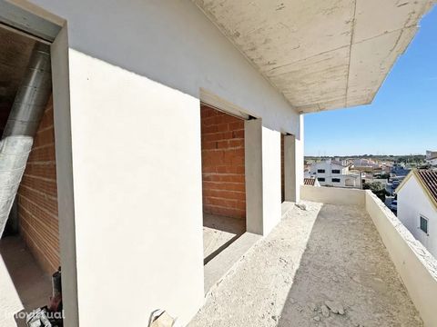 New 3 bedroom apartment 2nd floor with balconies, garage and elevator located in Setúbal. Under construction*** The apartment consists of: -Hall - Living room (28.00m2) - Equipped kitchen (14.00m2) - Bathroom (2.90m2) - Two bedrooms with wardrobe (10...