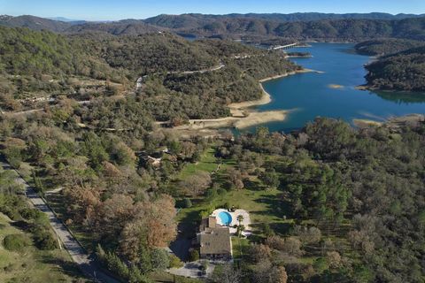 Situated on the shores of Lake Saint-Cassien, this remarkable estate enjoys an exceptional position, offering panoramic views of the lake and the surrounding hills. Spanning 20,529 square metres, this property houses an imposing Mediterranean-style r...