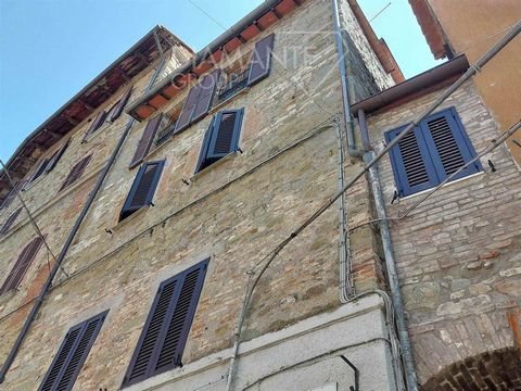 PASSIGNANO SUL TRASIMENO (PG)- CENTRE: Raised ground floor flat of 80 sqm comprising: - Entrance, large living room with kitchenette, double bedroom, small bedroom, two storage rooms and bathroom with tub. The property includes cellar in the basement...