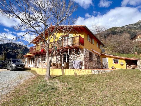 For sale: Exceptional chalet, built with refinement, nestled on a plateau offering breathtaking views. Its mountain charm is fully expressed on flat terrain, bathed in sunlight. Ideal proximity to the village of Saint-Martin Vésubie, offering easy ac...