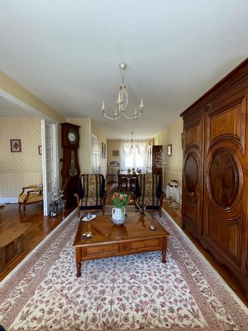 Discover this beautiful and bright 170 sqm house located in a quiet area near the city center of Châteauroux. With its large living room/lounge, equipped and furnished kitchen with dining area, and toilets, this house offers spacious and comfortable ...