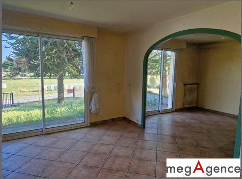 In the town of MAURE DE BRETAGNE in Val d'Anast, close to the center and amenities (3 min walk from schools, shops, cinema), come and discover this 7-room house set in beautiful enclosed grounds of 1227 m² with garden and shelters. On the ground floo...