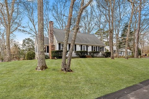 Set on a quiet cul-de-sac this beautifully maintained home in John's Pond Estates, includes deeded beach rights and private boat access. The sun filled kitchen impresses with stunning quartz countertops and new stainless steel appliances. This spacio...