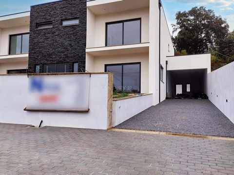 Come and debut one of these 3 bedroom houses in Paredes In final phase of construction, these two semi-detached houses have three fronts, and are divided as follows: * Ground floor Open-space living room and kitchen, balcony, bathroom, garden, patio,...