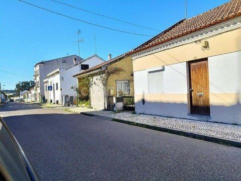 *PROPERTY OCCUPIED* 2 bedroom apartment with a total area of 80 m2, located in Alferrarede, municipality of Abrantes, district of Santarém. Located in an area with good accessibility, close to the main motorways, 3 minutes from the A23, 20 minutes fr...