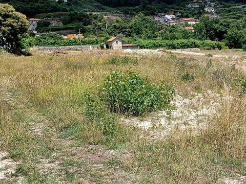 Land for construction of a villa, located in Piares, Penha Longa, with 703m2 in a very sunny and quiet place, with great access, near the chapel of Nossa Senhora da Lapa, 3 minutes from Penha Longa, where you will find all kinds of services, such as ...