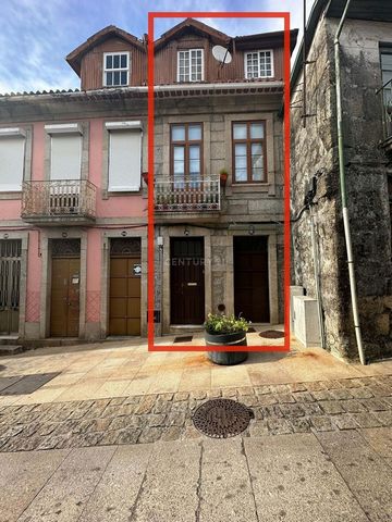 Casa situada en la Rua do Carmo, en la zona histórica de Penafiel. La propiedad se encuentra en buen estado y cuenta con una primera planta, 1ª planta y buhardilla. Cuenta con 2 frentes a la calle y entradas independientes. Peñafiel es uno de los mun...