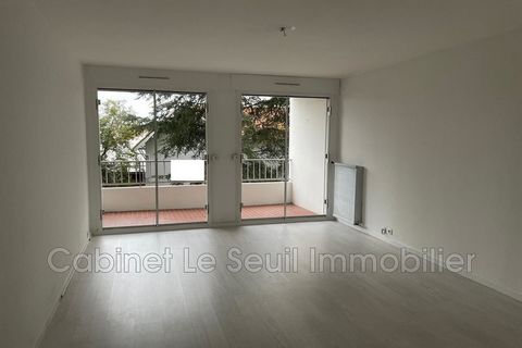 Le Seuil Immobilier, offers you for rent a two-bedroom apartment in a secure residence with lift, in the center of all amenities. Bright apartment throughout the day with a view of the Etang de Berre. The apartment has a fitted kitchen with adjoining...