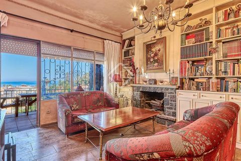 Lucas Fox is pleased to present this magnificent opportunity in the heart of the Pedregalejo neighbourhood . It is a house built in 1940 and located at the end of a period staircase. The house is attached to the slopes of the mountain, in its highest...