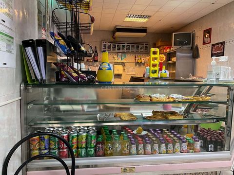Commercial establishment - Cafetaria. Situated on Rua da República in Póvoa de Santa Iria, next to the train station. Ideal for those looking for their own business with an excellent potential for exploitation given its location. The Cafeteria is loc...