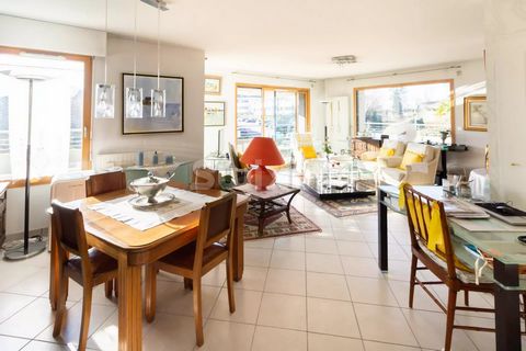Ref 67709GBL In the town of Thonon-Les-Bains in the highly sought-after Pillon district, here is an apartment in a recent and popular residence. Bright, calm and sunny, it is made up of a large living room with kitchen open to the living room, which ...