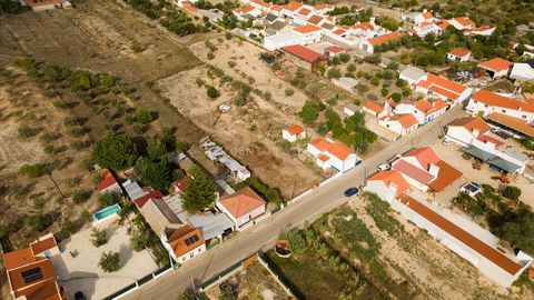 Terrain urbain de 954 m2 pour la construction d'une maison de 200 m2 et surface brute dépendante de 50m2, à 1h30 de Lisbonne, situé dans le village de Foros do Arrão et à 15 minutes du barrage de Montargil. Si vous aimez la vie à la campagne et les s...