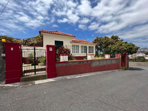 We present this family Villa, located in the parish of Santa Maria Maior, in a highly sought-after residential area, a 5-minute walk from the heart of the city, with stunning, unobstructed views of the sea and the Bay of Funchal. Built in an area mai...