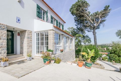 Discover this exquisite villa, recently renovated, located in the picturesque area of Belas. This country retreat offers a serene and private environment, without compromising convenience and comfort, all just 12 minutes from the heart of Lisbon, wit...