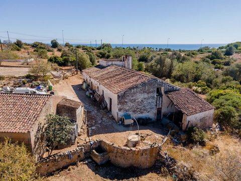 Situé à quelques mètres de Praia dos Caneiros, appartenant au village pittoresque de Ferragudo, plus précisément dans l'agglomération urbaine en pleine expansion de Presa de Moura, nous avons un terrain à vendre avec plus de quatre hectares de superf...