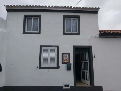 The 2 bedroom house located in the center of Vila Nordeste, with sea views is available for sale at a promotional price. This property can be a great option for both permanent housing and tourist rental. With a central location and affordable cost, i...