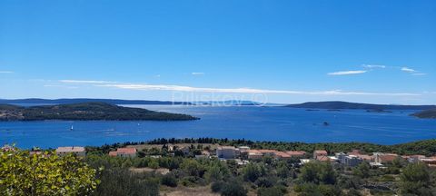 Seget, Seget Vranjica, building land of 740 m2 for the construction of a residential building. 5km from the UNESCO city of Trogir, 8km from the airport Split - Kastela, 30km from the city of Split, it is located Seget Vranjica, once a fishing town, t...