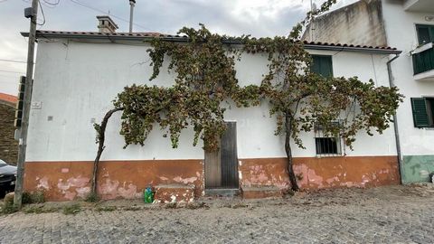 Old house in Rosmaninhal, with ground floor and 1 floor. Ground floor with kitchen, WC living room and 2 bedrooms, 1st floor with kitchen, living room and 2 bedrooms. Kitchen area already with hob and bedroom area with wooden floor. All new roof, in ...