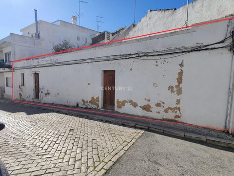 Property for sale in the center of Loulé, close to the Hospital. With a total of 27m2, arranged in two divisions. For more information, contact us.