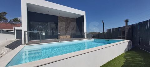House T5 in Sesimbra (Castle) with Pool. Contemporary villa with 2 suites, two bedrooms, an office, and 4 bathrooms. Fully equipped kitchen in open space for the living room, with luxury finishes and excellent areas. Excellent outdoor area with swimm...