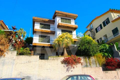 Great 3 bedroom house to restore with 290m2, plot of 420 m2, bay and harbour view of Funchal, three minutes from the city centre, oriented to the southeast, excellent sun exposure, several balconies, office, terraces, gardens, two road fronts, quiet ...