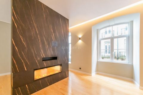 Completely rebuilt, this sumptuous apartment, the only one on its floor, impresses as soon as you open the door with its fantastic contemporary architecture. Carefully designed, this 3-bedroom apartment develops into a loft-like environment full of p...