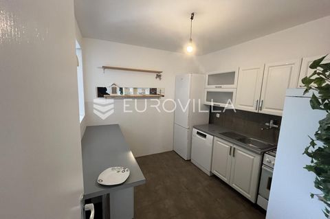 Modern two-bedroom apartment in the vicinity of Porec, just a 10-minute drive to the city center and 4 minutes to the beach. The apartment is located on the 1st floor and is situated in a perfect location close to shops, the beach, and all necessary ...