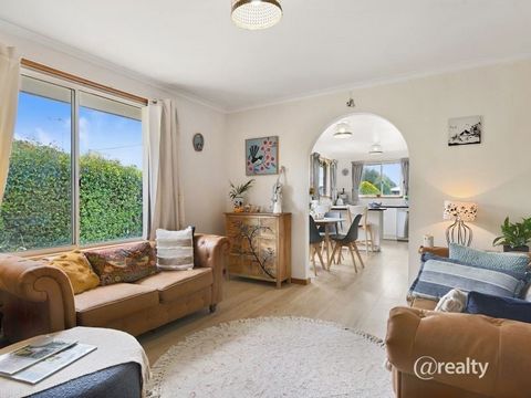 Situated in the ever expanding community of Brighton, this beautiful stand alone unit (one of two on the block) is the perfect place for you to call home. Even better there are no unit levies or strata fees. With its prime location; just a short stro...