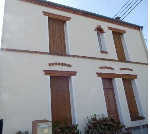 Orleans. House, Aydes area 64m². Ground floor: Living room, 24m², kitchen, showers, toilets; Upstairs: 2 bedrooms, attic. Gas heating, hot water tank, double glazed pvc windows. Veranda. Garage 15m². Outbuilding 24m². Land 566m². Budget 161.400 euros...