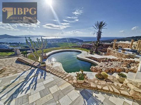 A impressionante villa em Paros é um verdadeiro paraíso de luxo e conforto. Construído em uma área de 8.000 m², ele se estende por mais de 600 m² e oferece uma vista inesperada de tirar o fôlego do azul infinito do mar e da ilha em que está localizad...