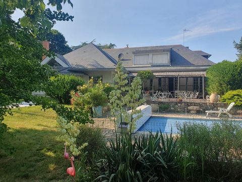 This large and beautiful house built in 1967 and enlarged in 2000, will be perfect to accommodate your family. It comprises on the ground floor a living room with fireplace of 56m2, a dining room opening onto the terrace and the swimming pool, a sepa...