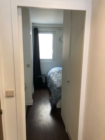 apartment located in the heart of Paris on the 4th floor, very quiet and not overlooked. Access is via a private road (dead end) to access a small, very secure 6-story building with a double digital code with an interior badge reader and a digital co...