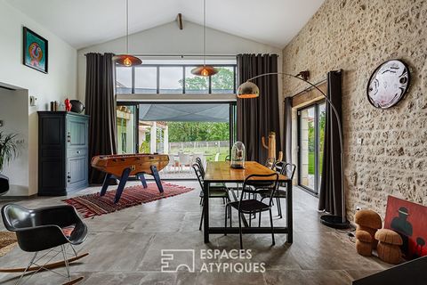 EXCLUSIVITY ATYPICAL SPACES - Located in the town of Aigondigné, 15 minutes east of Niort, this contemporary house of approximately 302 m2 of surface area is spread over a landscaped park of 2670 m2. Discreetly located out of sight, this house immedi...