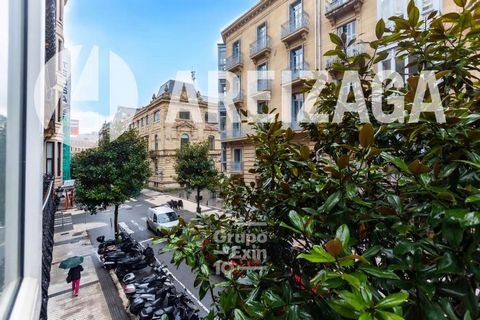 Areizaga Real Estate exclusive property. Saint Sebastian. Center. Fuenterrabía Street, next to the Good Shepherd. Sale of housing currently conditioned as an office, requires comprehensive reform. non segregable housing The house has two exterior win...