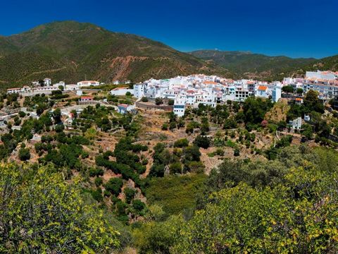 A selection of modern Townhouses featuring wonderful views of the sea, Marbella Bay, Gibraltar and the stunning landscape of the surrounding natural park of Sierra del Las Nieves. The spacious properties comprise an open plan living and dining area w...