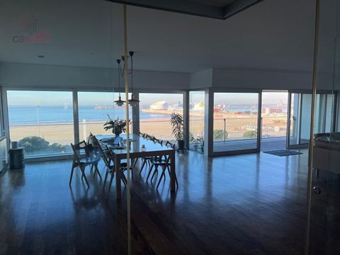 Fantastic 5 bedroom flat for rent with sea view in Matosinhos, Porto Fabulous flat with two fronts, with a wonderful frontal view over the sea, in the Palácio da Enseada Condominium, in Matosinhos. Consisting of: Living room divided into two common a...