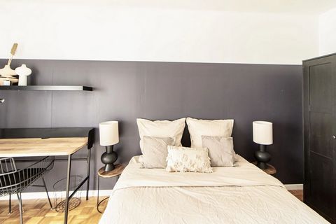 Just outside Paris, we welcome you to this beautiful 12 m² coliving room. Completely refurbished and available to rent, this room has a modern feel, thanks to its touches of navy blue, and includes a sleeping area and a desk. This neutral style is su...
