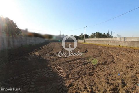 Excellent construction lot for individual villa with 392m2, all walled, 2 fronts with great sun exposure East / West, close to several services and good access to highway, public transport and schools. Ideal for your Dream villa!!